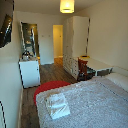 Ensuite Master Bedroom, Private Bathroom, Inside Family Home, Walking Distance To Harry Potter Studios Watford  Exterior foto