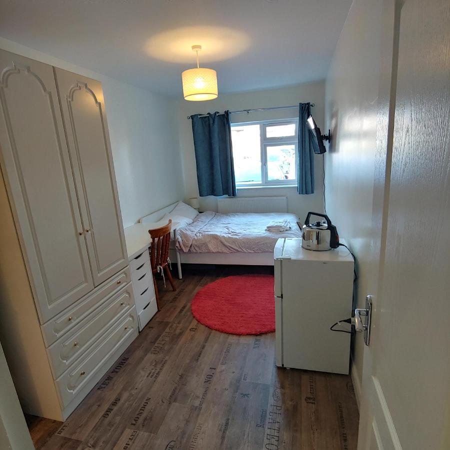 Ensuite Master Bedroom, Private Bathroom, Inside Family Home, Walking Distance To Harry Potter Studios Watford  Exterior foto