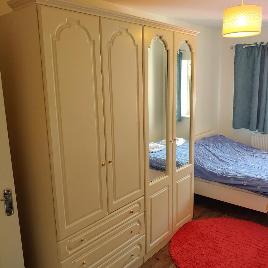 Ensuite Master Bedroom, Private Bathroom, Inside Family Home, Walking Distance To Harry Potter Studios Watford  Exterior foto